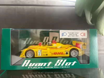 Miniatura carro de corrida amarelo DHL na embalagem verde Avant Slot