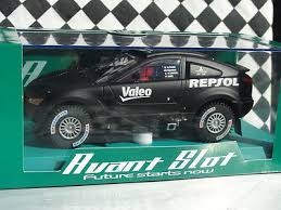 Miniatura de carro de corrida preto em caixa verde com texto Avant Slot
