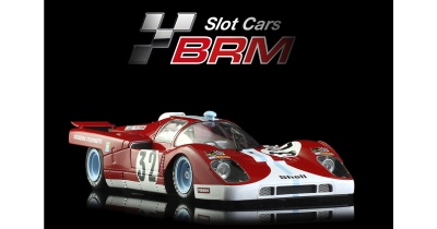 Carro de slot car vermelho, branco e azul claro com número 32 e marcas Shell, Ferodo, Camel Filters, Scuderia Filipinetti