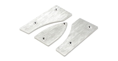 Três peças metálicas prateadas com acabamento escovado e orifícios para fixação