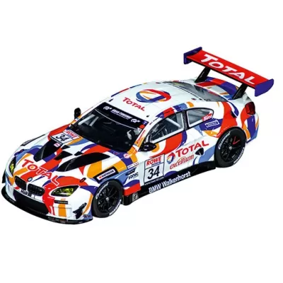 Miniatura de carro de corrida BMW com decoração colorida e texto TOTAL