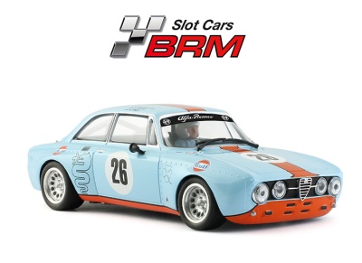 Miniatura de carro de slot Alfa Romeo azul claro com faixa laranja e número 26