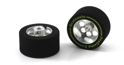 Duas rodas de espuma preta com centro metálico prateado e texto verde