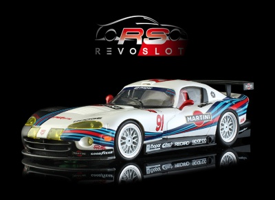 Carro de slot branco com faixas coloridas e número 91 em fundo preto