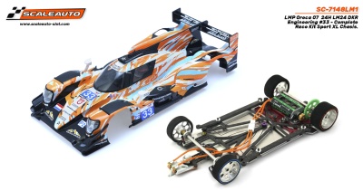 Miniatura de carro de corrida LMP Oreca 07 com carroçaria com padrões laranja, azul e branco ao lado de chassis completo para slot car