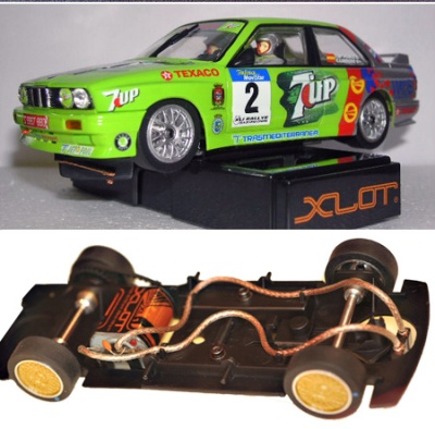 Miniatura de carro de corrida verde e azul com patrocínios e vista do chassis com fios