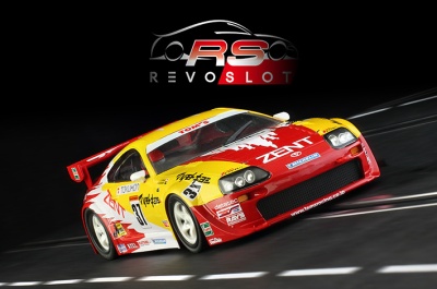 Miniatura de carro de slot Toyota Supra amarelo e vermelho na pista
