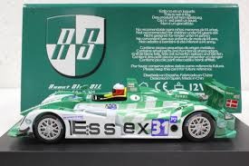 Miniatura de carro de corrida verde com números 31 e texto Ess ex em caixa de exposição