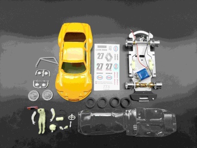 Kit de carro de brinquedo desmontado com carro amarelo e peças variadas