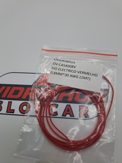 Pacote plástico com fio elétrico vermelho e etiqueta com texto