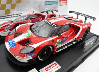 Miniatura do carro de corrida Ford GT vermelho em base preta com embalagem Carrera ao fundo