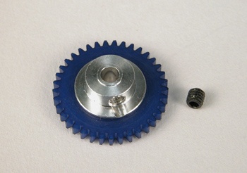 Engrenagem azul com centro metálico e parafuso preto sobre superfície branca