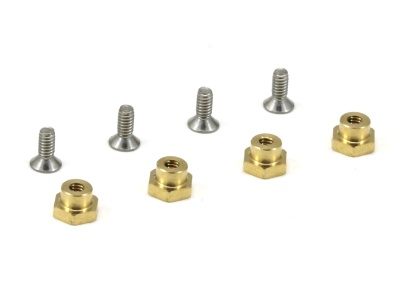 quatro porcas douradas e quatro parafusos prateados em fundo branco