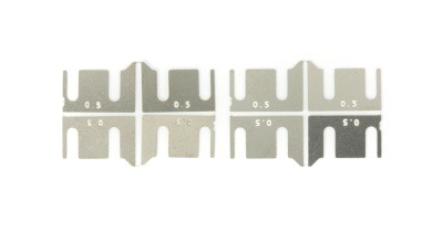 Peças metálicas cinzentas numeradas 0.5 em fundo branco