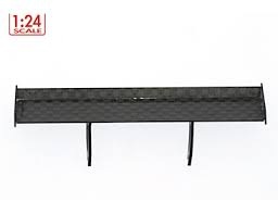 Asa traseira preta de carro em escala 1:24 com dois suportes, sobre fundo branco.