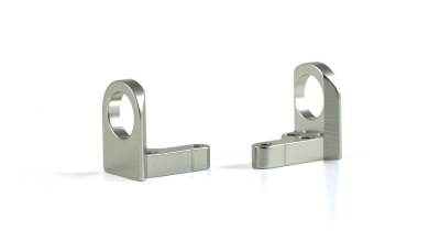 Dois suportes metálicos prateados com orifícios sobre fundo branco