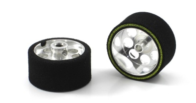 Dois pneus pretos com aros prateados e detalhe verde para miniatura em fundo branco.