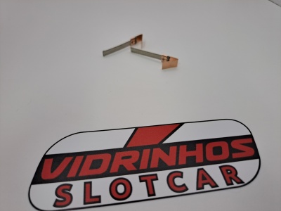 Chapa metálica com superfície de cobre sobre fundo branco com autocolante VIDRINHOS SLOTCAR.