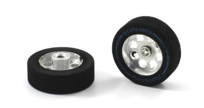 Dois pneus pretos com aros metálicos prateados e texto azul