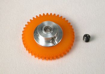 Roda dentada laranja com centro metálico prateado e pequeno parafuso preto