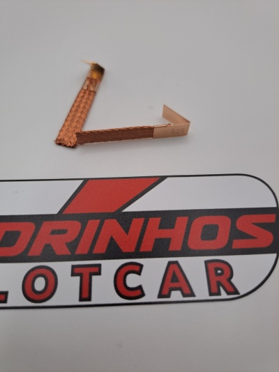 Terminal elétrico de cobre trançado sobre superfície branca com logótipo DRINHOS LOTCAR