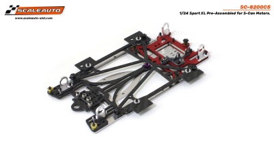 Estrutura suporte motor slot car em preto e vermelho com parafusos metálicos