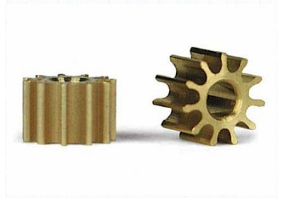 Duas engrenagens castanhas com orifício central em fundo branco.