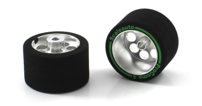 Pneus de slot com rodas metálicas e pneus de espuma preta com texto verde e amarelo.