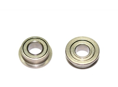 Dois rolamentos metálicos pequenos prateados sobre fundo branco