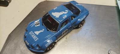 Miniatura de carro de corrida azul com textos GITANES, elf e número 18