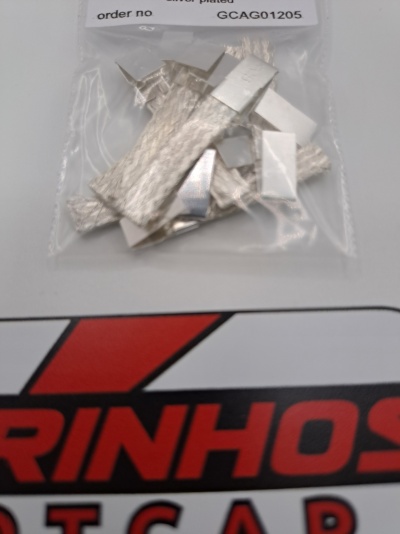 Saco plástico com fitas prateadas e etiqueta com texto e parte de logotipo vermelho e preto