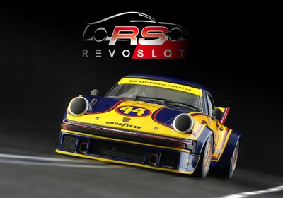 Carro de corrida de slot amarelo e azul com o número 44 e texto GOODYEAR