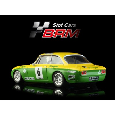 Carrinho de slot car BRM verde e amarelo com número 6 e autocolantes de corrida