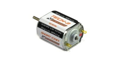 Motor elétrico prateado com etiquetas brancas e texto laranja e preto