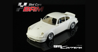 Miniatura de slot car BRM Porsche 911 Carrera branca em fundo preto
