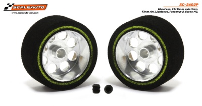 Duas rodas com pneus de espuma preta e aros metálicos prateados com furos, dois parafusos pretos entre elas sobre fundo branco.