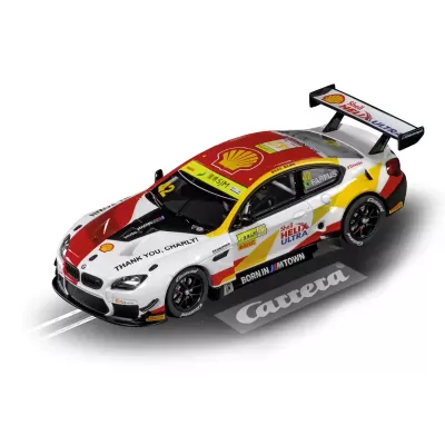 Miniatura de carro de corrida com cores branca, vermelha e amarela e vários logótipos e textos.
