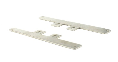 Duas placas metálicas prateadas com orifícios e slots sobre fundo branco