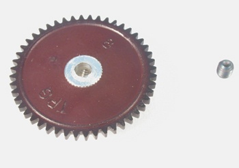 Engrenagem castanha com centro prateado e parafuso ao lado sobre fundo branco