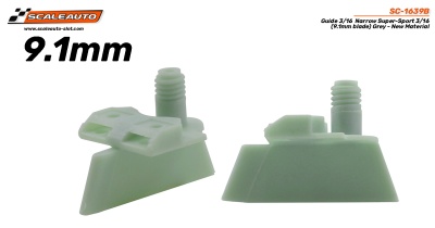 Peças plásticas cinzentas pequenas da marca SCALEAUTO em fundo branco