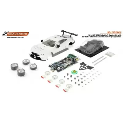 Kit de carro de corrida branco com rodas e peças para montagem em fundo branco