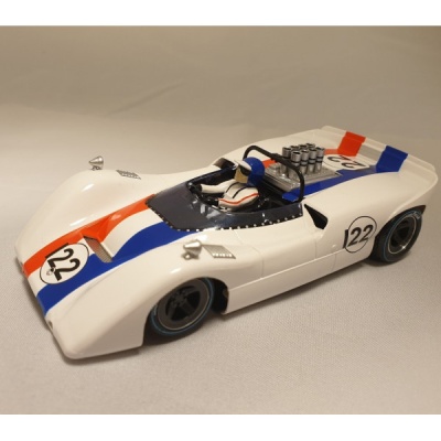 Miniatura de carro de corrida branco com faixas azul e vermelha e número 22
