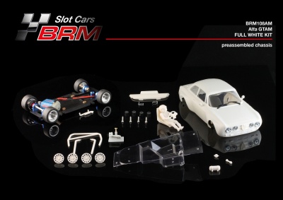 Kit branco Alfa GTAM Slot Cars BRM com chassis e várias peças sobre fundo preto