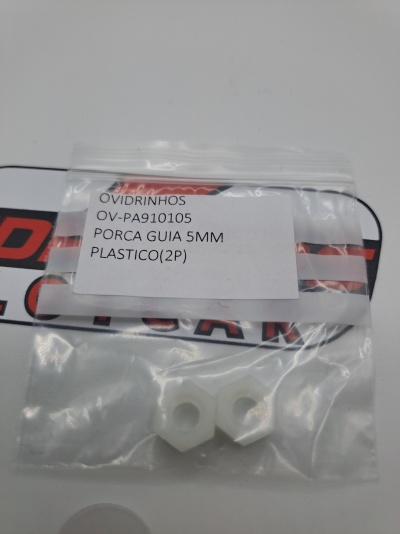 Pacote transparente com duas porcas de plástico branco e etiqueta com texto informativo