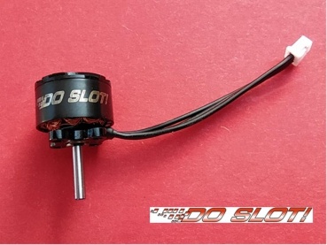 Motor elétrico pequeno preto com texto DO SLOT e cabo com conector branco