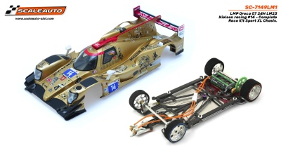 Miniatura de carro de corrida dourado com chassis separado em fundo branco