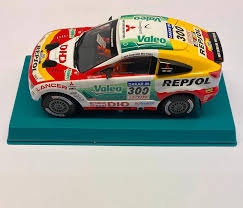 Miniatura de carro de rali colorido com logótipos variados e base verde