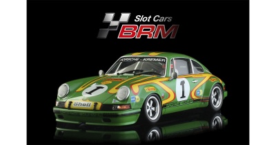 Miniatura de carro de corrida Porsche Kremer verde com marcas Shell e Bosch