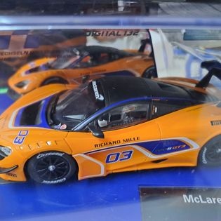 Miniatura de carro desportivo McLaren laranja e preto na caixa