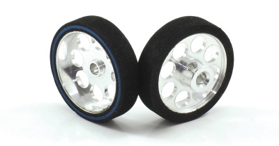 Rodas de borracha preta com jantes metálicas prateadas e múltiplos orifícios circulares